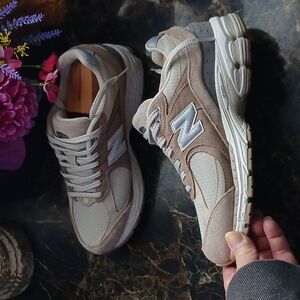 New Balance 2002 R Rugged/Athletic Lifestyle Shoes Size 7.5 Men/9 Women